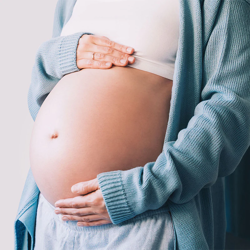 Mulher grávida passando a mão na barriga