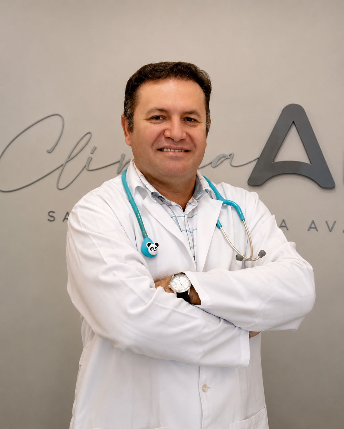 Dr. Luiz Marcos Pinheiro Borges em seu consultório de pediatria
