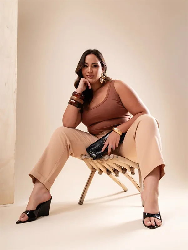 Modelo usando peça da Kaffanda Confecções